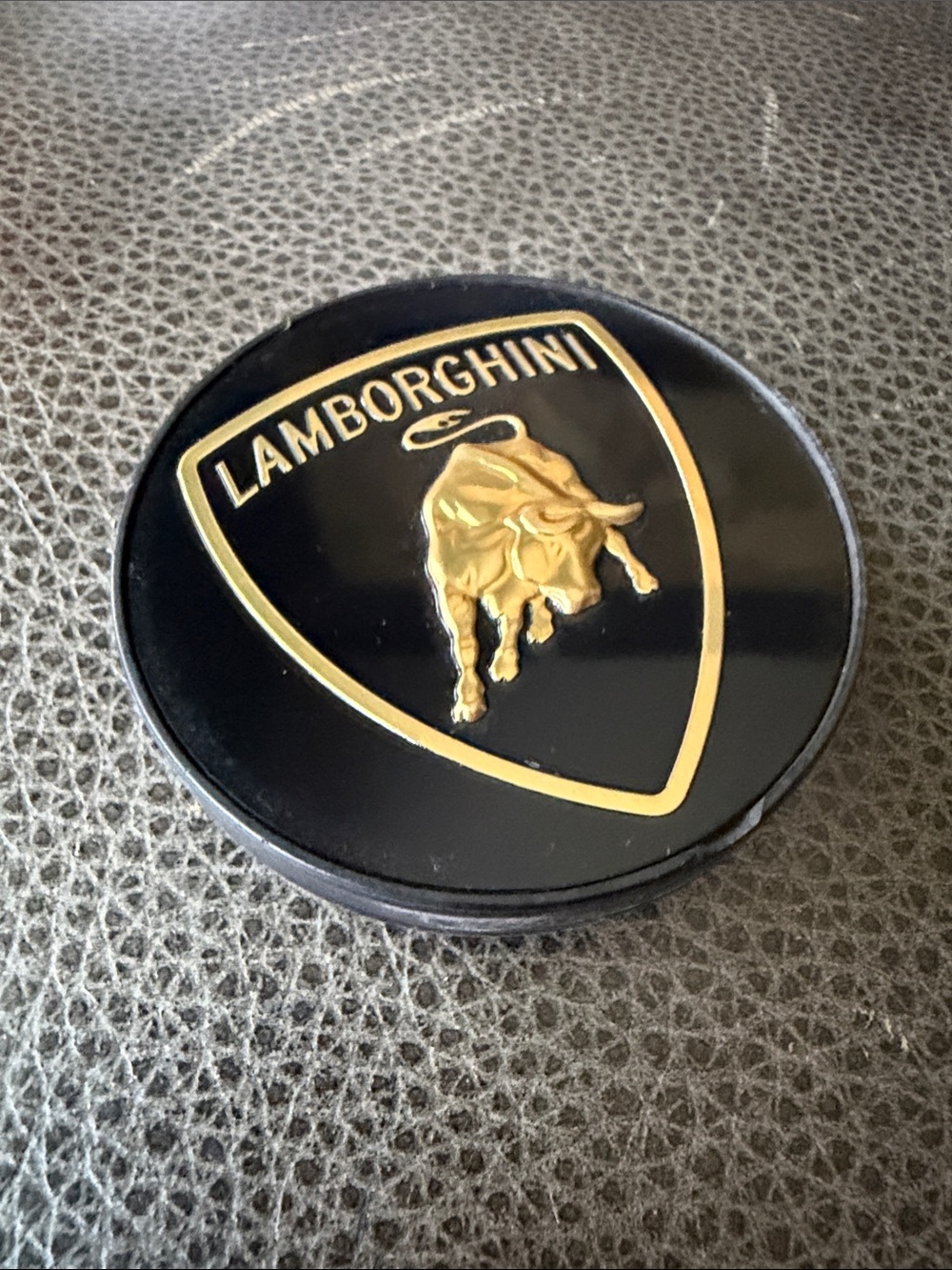 Lamborghini Black and Gold Shield plastic wheel cap (1)